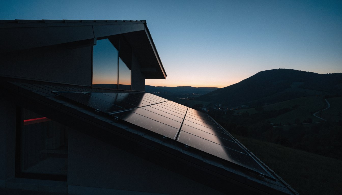 Solaranlage auf einem Hausdach in der Abenddämmerung